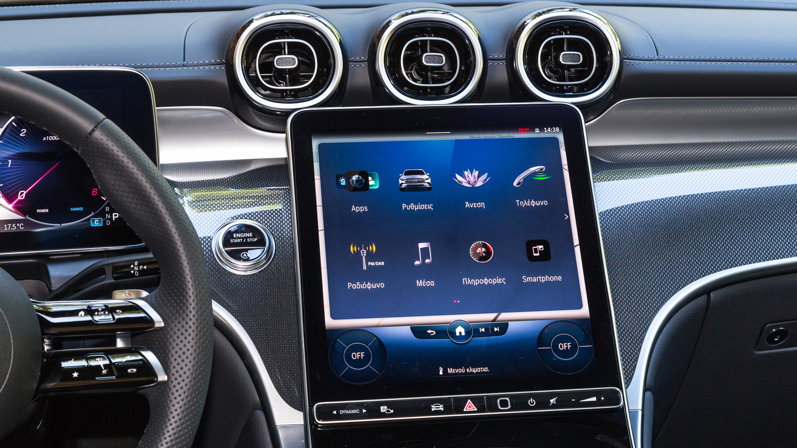 Η κεντρική οθόνη έρχεται κατευθείαν από την C-Class, έχοντας μια ελαφριά κλίση προς τον οδηγό που ενισχύει την ανθρωποκεντρική προσέγγιση της εταιρίας